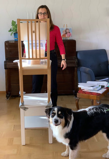 Ylva framför bord med stol och dator som filmar överst