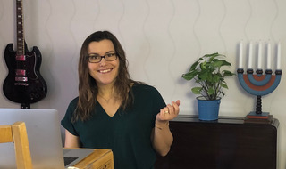 utbildare Ylva står vid pianot redo att hålla en distansutbildning
